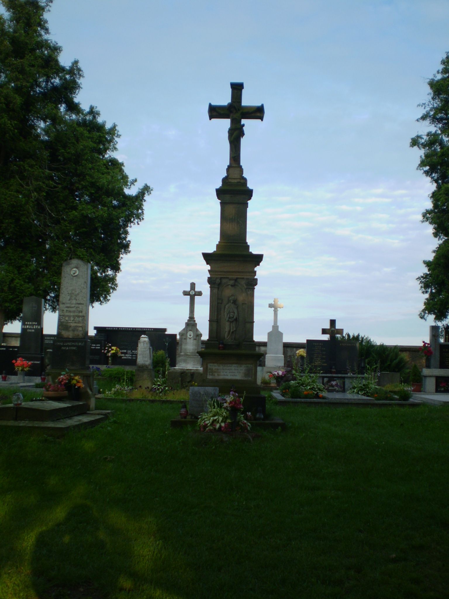 kříž na hřbitově