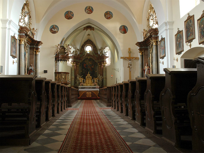 Interiér kostela sv. Jiří