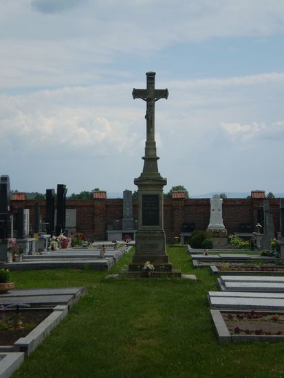 kříž na hřbitově v Doubravicích