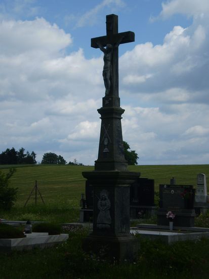 kříž na hřbitově Veselí
