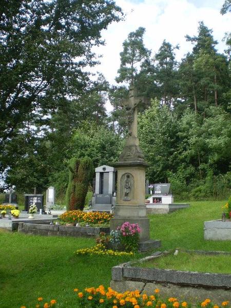 kříž na hřbitově v Pavlově