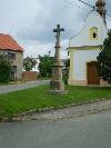 kříž u kaple v Doubravicích