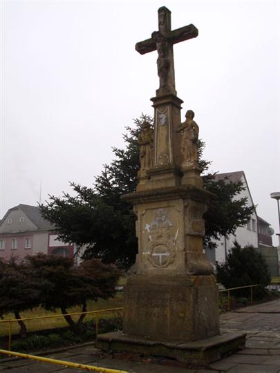 Kříž u kostela