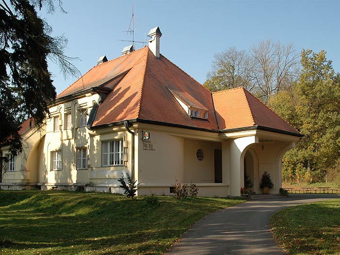 Plhákova vila Třeština - Háj